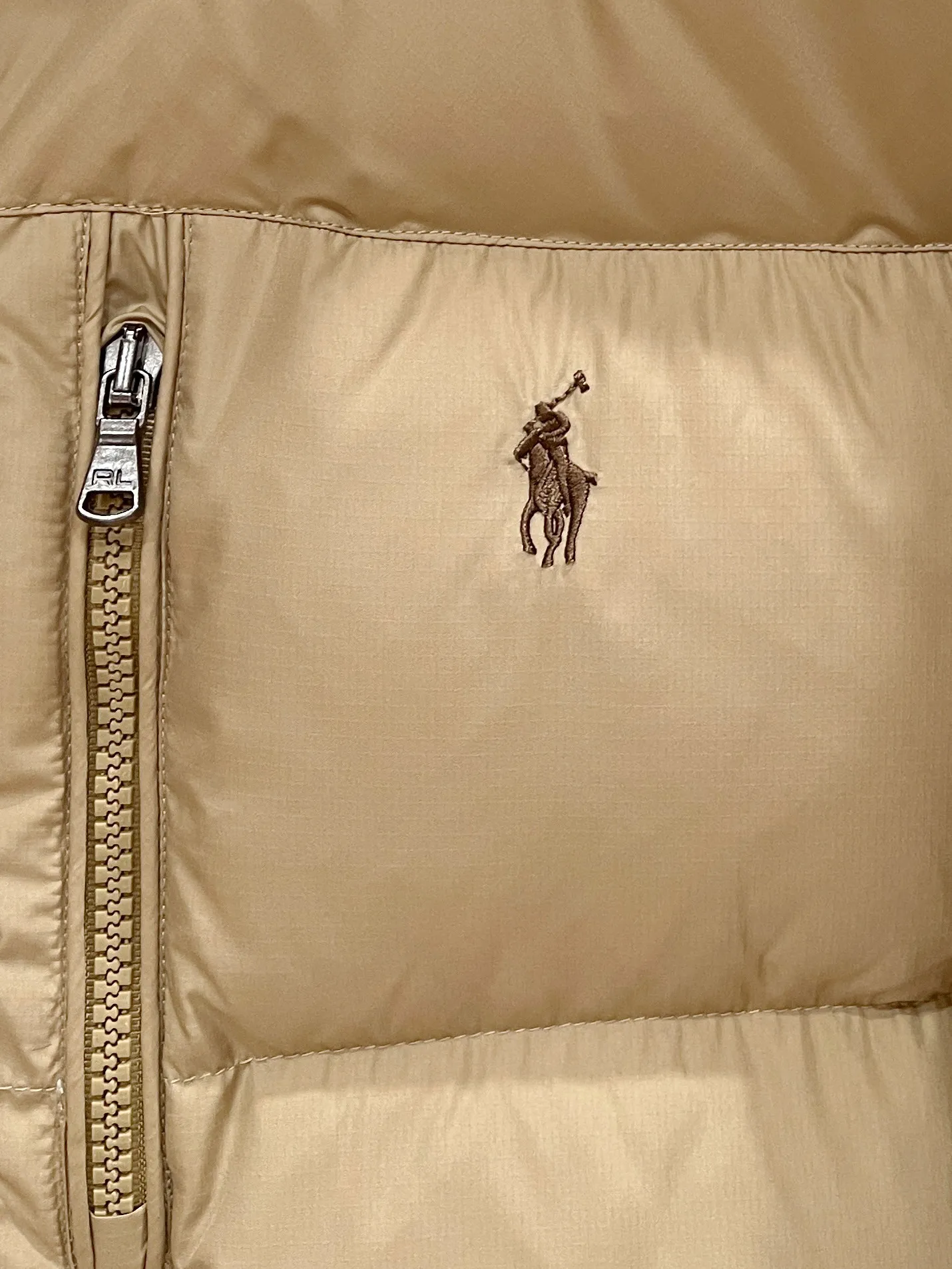 Ralph Lauren/Matte P800 top version is new -Ralph Lauren Ralph Lauren polo is the same style for men and women- ⚡️Ralph has gone crazy this year and the upper body of major Internet celebrities. The fabric has a double-layer shin feel and is full of weight! It's not as heavy as a regular jacket, and the ordinary cotton material feels really different. This one is super comfortable, soft and stylish, and has a green plaid interior that has a retro movie fashion feel! ✅Original custom-made 40D plaid four-level waterproof fabric, waterproof and anti-static fabric, exclusively using the original single-layer fabric method. The use of single-layer fabric has tested that the fabric and down must meet the standards to prevent velvet running, and ensure the feel and bulkiness. The interior is made of nylon double-layer sealing design, which will not cause any velvet running phenomenon. The adjustable hem with built-in drawstring buckle can prevent wind and cold. ✅ Silhouette jacket The upper body shape is super good, and the LOGO design on the chest is prominent. It is a style highly recommended by foreign bloggers. ✅Original original data layout, coordinated, loose, warm, fashionable, real original internal data, tolerant version. ✅Imported Behringer embroidery machine, custom-made 10,000-needle electric embroidery, using imported No. 7 needles, imported embroidery thread, ensuring that each word is full, three-dimensional and clear, and can be called the most expensive embroidery logo. ✅It is filled with national standard 80% white duck down, which has better thermal insulation performance, is light and not heavy, and has good fluff recovery after compression! ✅RDS certified high-quality 700 high fluffy white duck down filling ✅The zipper is customized from the Yoshida RL factory, with clear engravings and perfect and smooth texture ✅Accessories and buttons are all developed using the original version The fit is loose but not baggy. The size is just right and not too picky. The dropped shoulder design modifies the shoulders without making them appear bulky. This silhouette is a style that will never go out of style after being worn for a long time. The upper body is also very durable and recognizable. The loose and reasonable fit can be worn by both men and women. It is easy to create a clean and refreshing boyish look. Color: (Matte) Khaki Size: S M L XL XXL